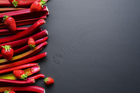 黑色背景的乌巴和草莓香味蔬菜和水果蛋糕的原料图片