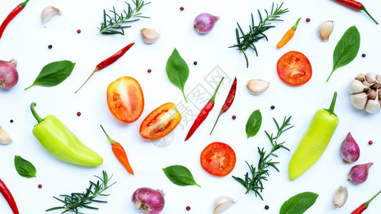 烹饪材料各种新鲜蔬菜和白色背景的草药健康饮食概念图片