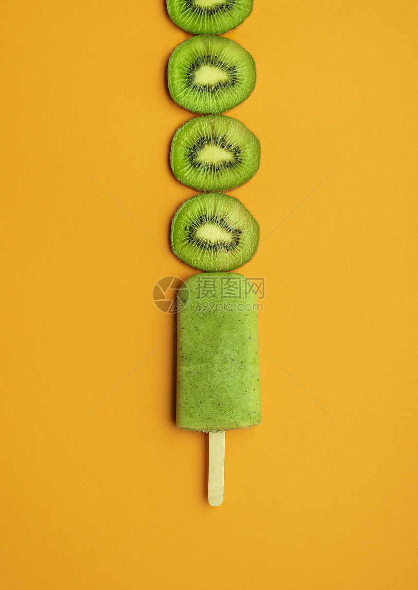 椰子冰淇淋加片橙色背景绿冰淇淋棒热带夏季甜点新鲜食图片