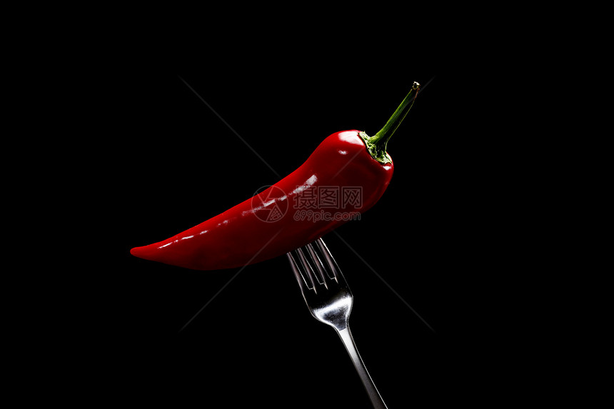 黑背景的叉子上红辣椒侧面家庭种植新鲜蔬菜素食晚餐与背景隔绝的叉子上辣椒侧面与背景隔绝的叉子上辣椒图片