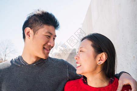 相亲爱的年轻亚裔情侣肖像拥抱和快乐的时光在一起爱的概念图片