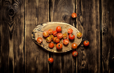 木箱上的新西红柿图片