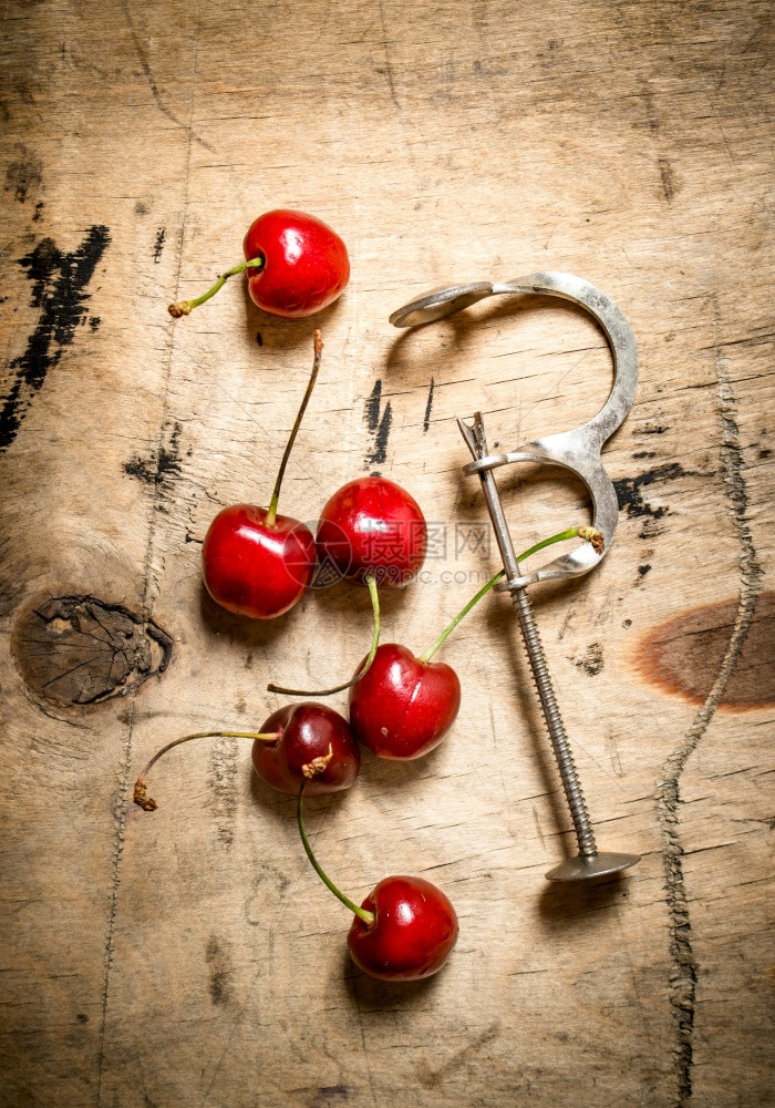 红樱桃和金属工具图片