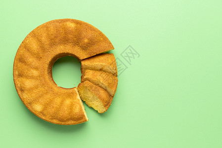 土豆玉米饼切片绿色背景和festajuni传统甜点平地图片