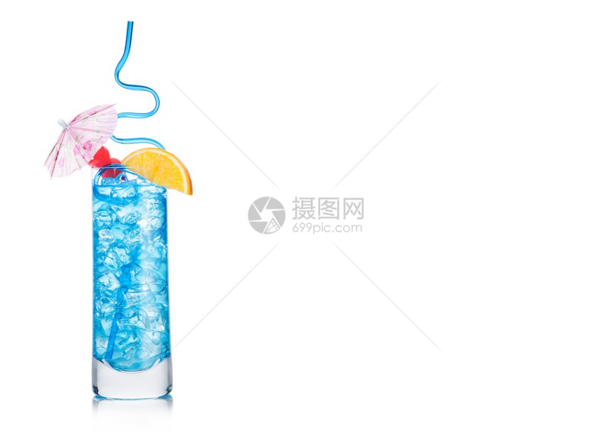 含有稻草和橙色切片的蓝环礁鸡尾酒高球玻璃白底的甜樱桃和雨伞伏特加蓝curao液化混合图片