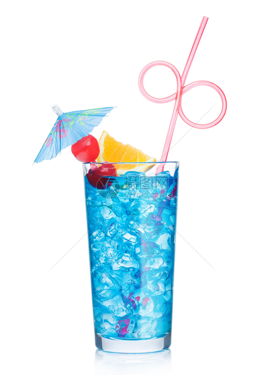 蓝环礁鸡尾酒高球玻璃有稻草和橙色切片有甜樱桃和雨伞白色背景伏特加和蓝curao液化混合图片