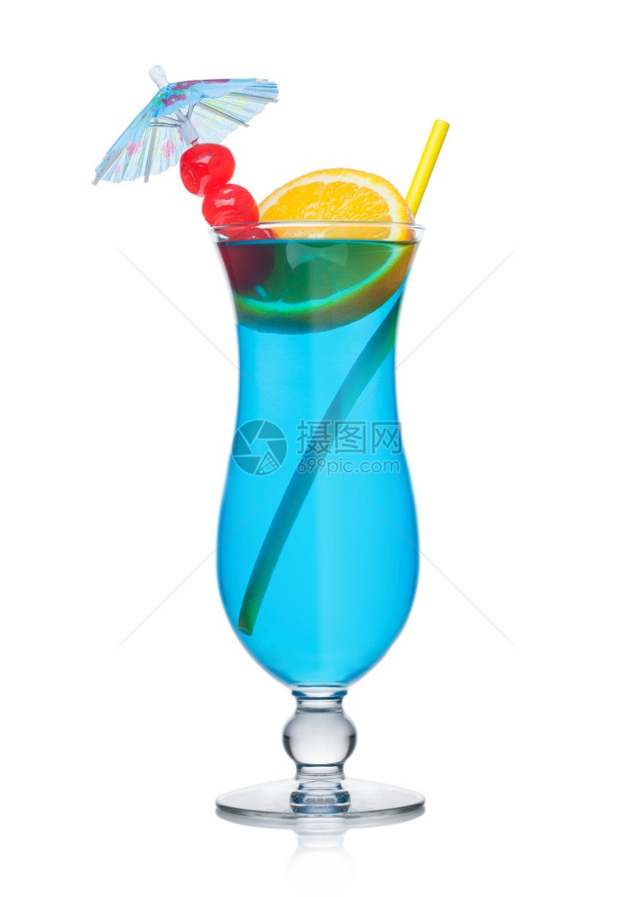 蓝色环礁鸡尾酒经典玻璃草和橙片甜樱桃雨伞白色背景图片