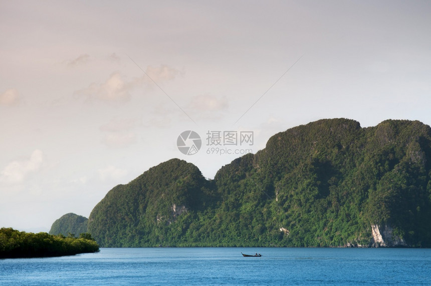 晚上有小渔船在泰国的krabi和岛的ohlant湾和岛屿图片