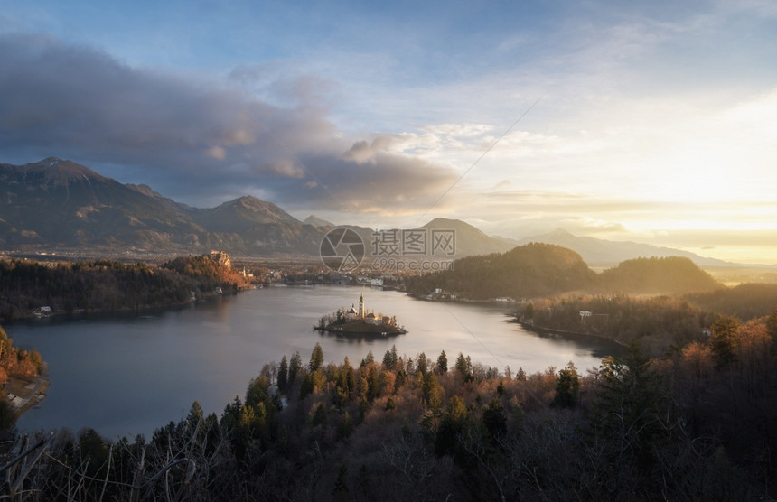 湖边的风景布满了山峰日出时在斯洛维尼亚著名的旅行地点流出岛的景象朱廉亚普斯山图片