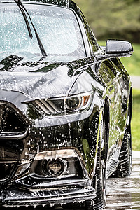 夏季用泡沫洗车高清图片