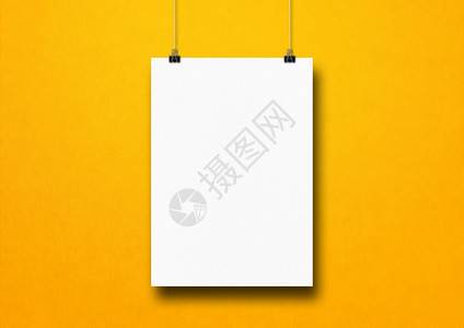 白色海报挂在黄墙上有剪片空白模型板色海报挂在黄墙上有剪片图片