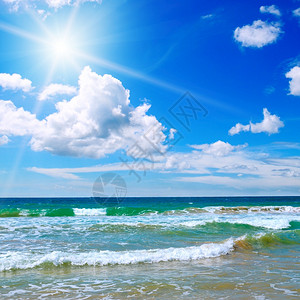 蓝色天空背景的海和太阳概念是旅行图片