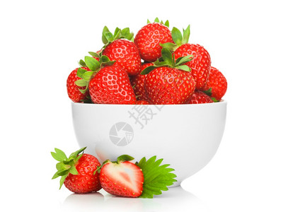白色陶瓷碗盘中的新鲜生有机草莓白色背景边有浆果宏高清图片