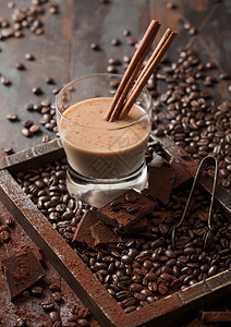 肉桂色咖啡豆的粉末背景图片