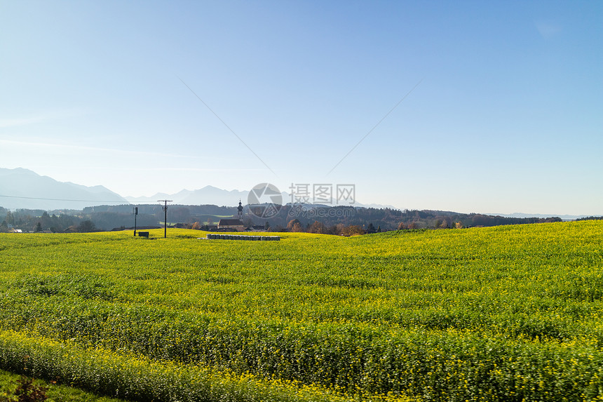 美丽的秋天乡村景观绿地农田位于清蓝的天空和奥斯特里亚山脉的轮廓下秋天风景绿地农田和蓝天空奥斯特里亚图片