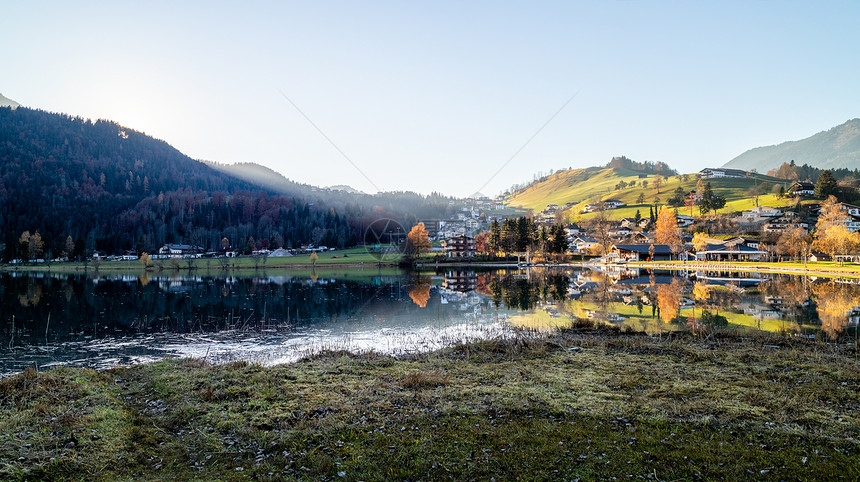 austri湖岸上的山丘austri湖岸上传统房屋的全景图片