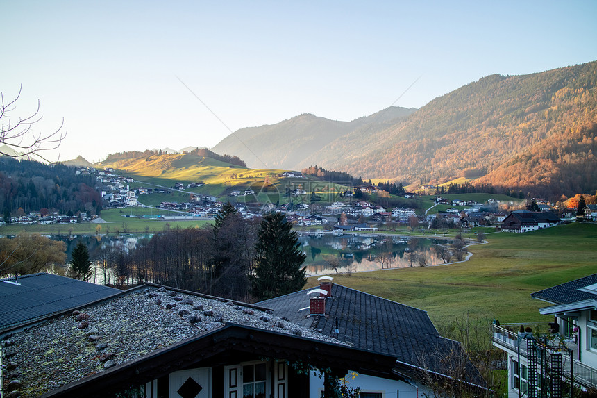 传统的农村景观在奥地利有房屋田和山图片