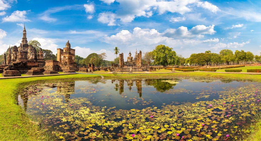 夏日在泰国苏哈托海历史公园的瓦特马哈寺庙图片
