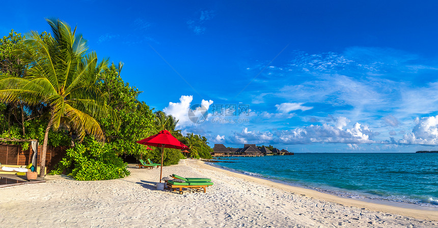 夏季日热带海滩的病床上木阳和雨伞全板木图片