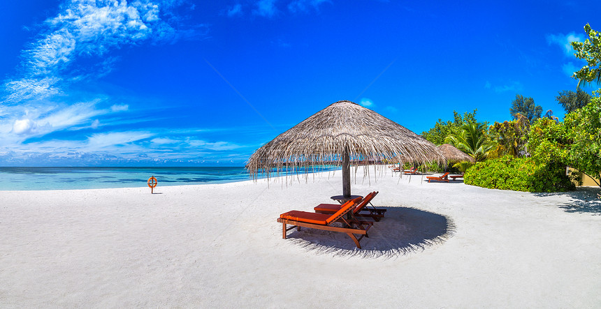 夏季日热带海滩的病床上木阳和雨伞全板木图片