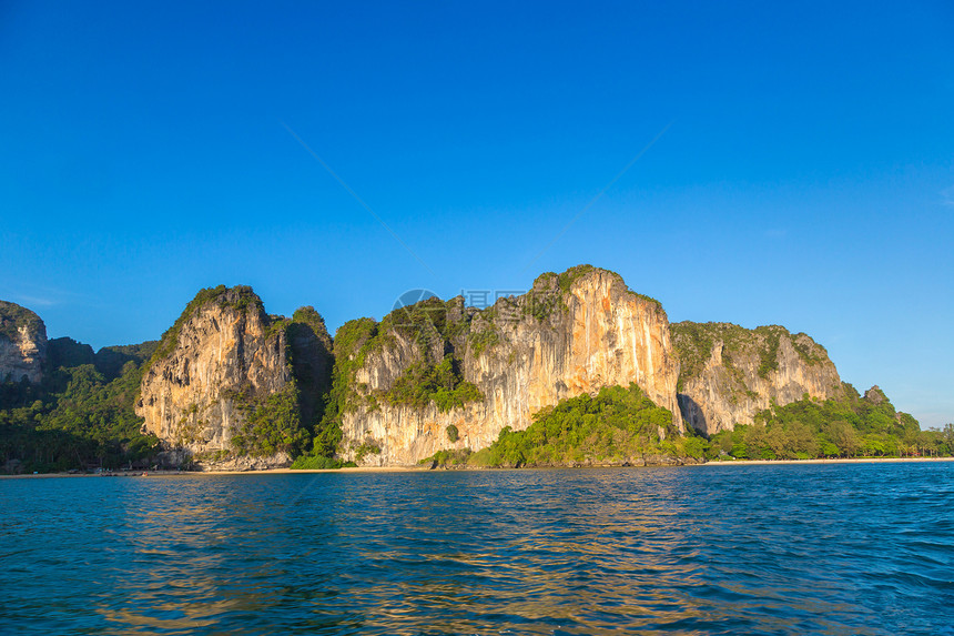 夏日的海滨克拉比泰兰图片