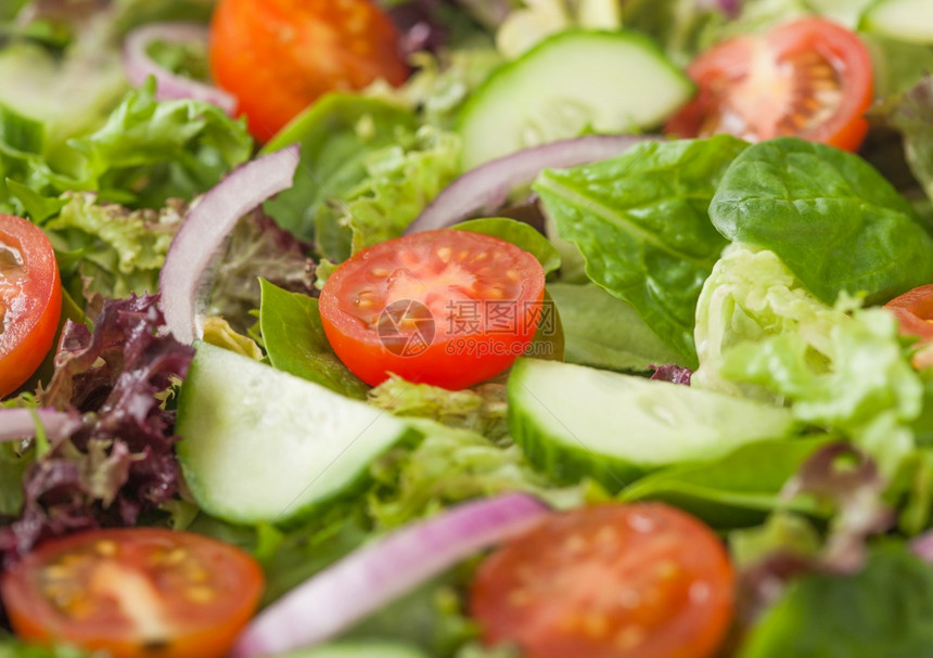 新鲜健康素食蔬菜沙拉配有西红柿和黄瓜洋葱菠菜图片