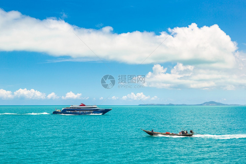 夏日在泰兰港岛附近的渡轮图片