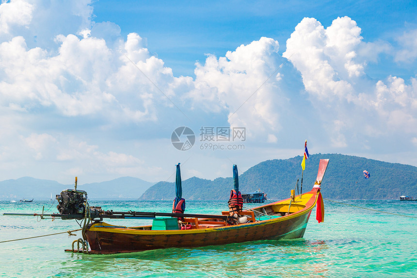 夏季日在泰国普吉特岛附近的珊瑚上的传统长尾船岛图片