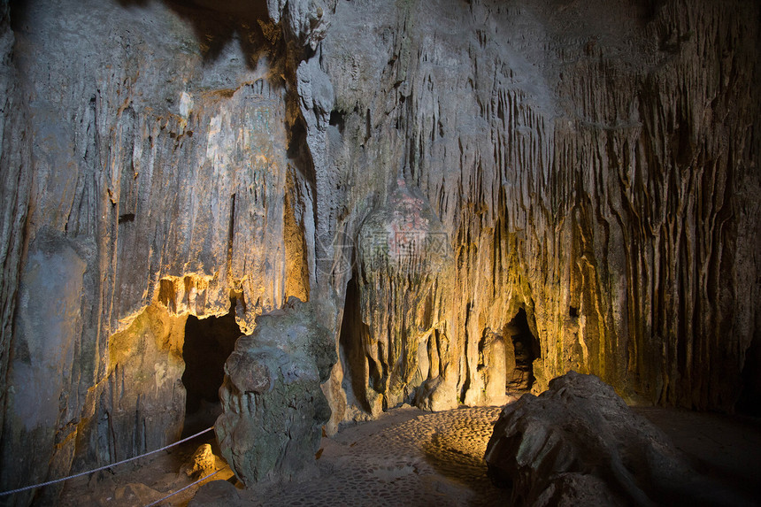 夏日的北南Harbong海湾巨大的洞穴图片