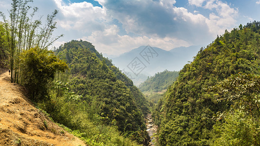 夏季日萨帕拉卡伊比特南山河全图片