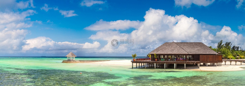 夏季日热带海滩的沙上在病床全水别墅bungawos图片