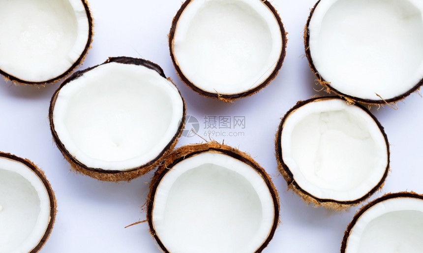 白色背景的半椰子顶部视图图片