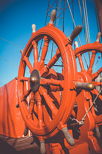 中国风古船航海古董船上的红色木轮舵古船红轮舵背景