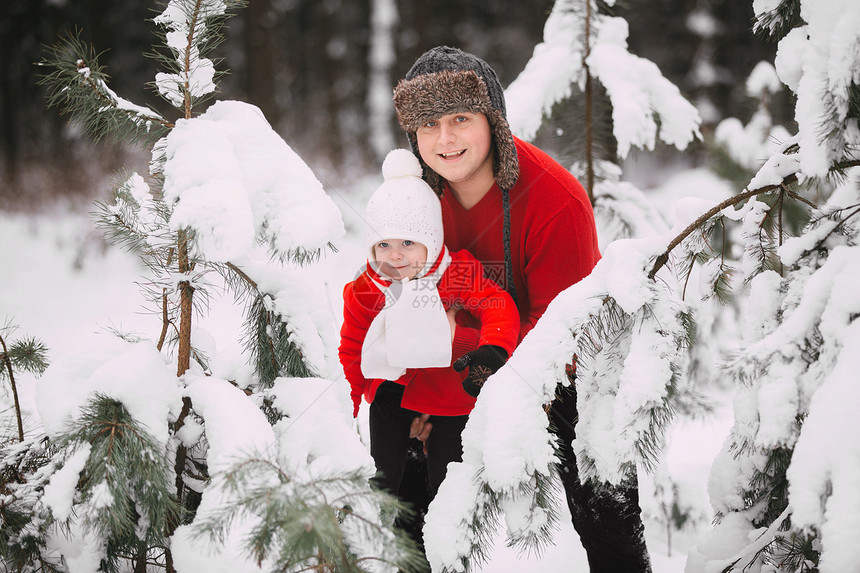 快乐的小女孩穿着红大衣父亲在冬季森林里玩雪女孩和爸一起玩快乐的小女孩和爸一起玩快乐的小女孩在冬季森林里玩雪快乐的小女孩和爸一起玩图片