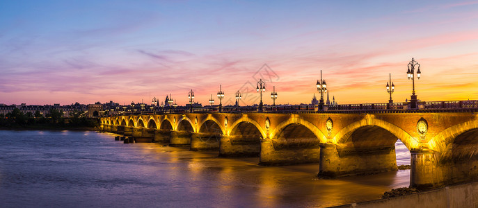法国皮埃尔桥巴黎古老的石桥在一个美丽的夏日夜晚法兰西背景