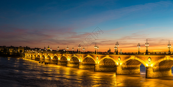 法国皮埃尔桥巴黎古老的石桥在一个美丽的夏日夜晚法兰西背景