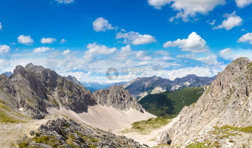 在一个美丽的夏日高山的阿尔卑斯图片