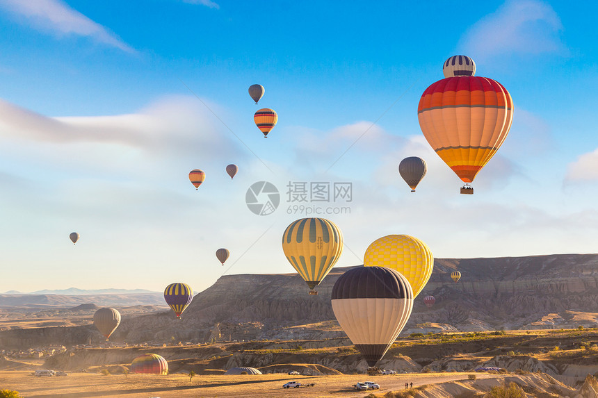 炎热空气球在美丽的夏日飞行在卡帕多西亚内谢希尔火鸡图片