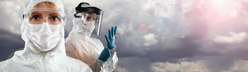 医生或护士穿戴个人防设备在暴风云横幅上行驶图片