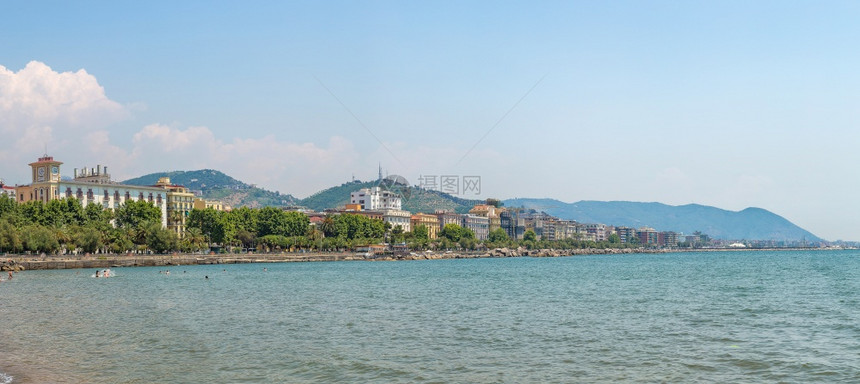 在美丽的夏日里在意大利的阿玛菲海岸图片