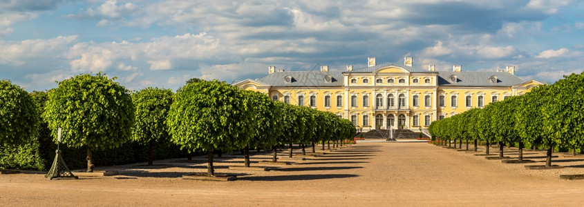 拉特维亚宫殿花园视图图片