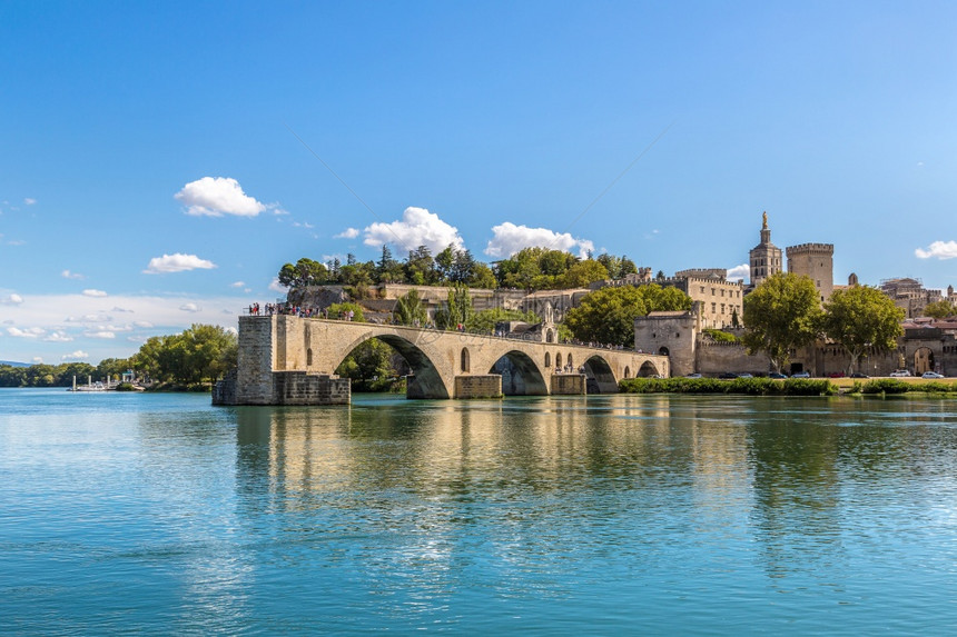圣贝尼内泽特桥和教皇的宫殿在美丽夏日里图片