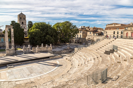 罗曼的两极剧院在阿勒斯美丽的夏日法兰西南方高清图片素材
