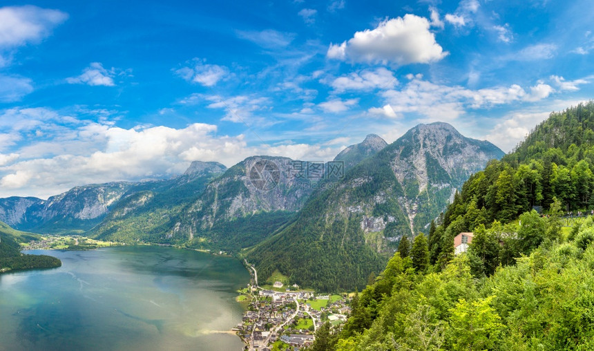 在美丽的夏日中对著名的Halzkmergut山村SalzkmergutAsria进行有名的Halst山村Ausria的空中巡视图片