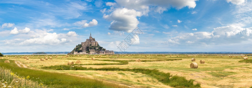 押题密卷在美丽的夏日里蒙圣密歇尔修道院的全景背景