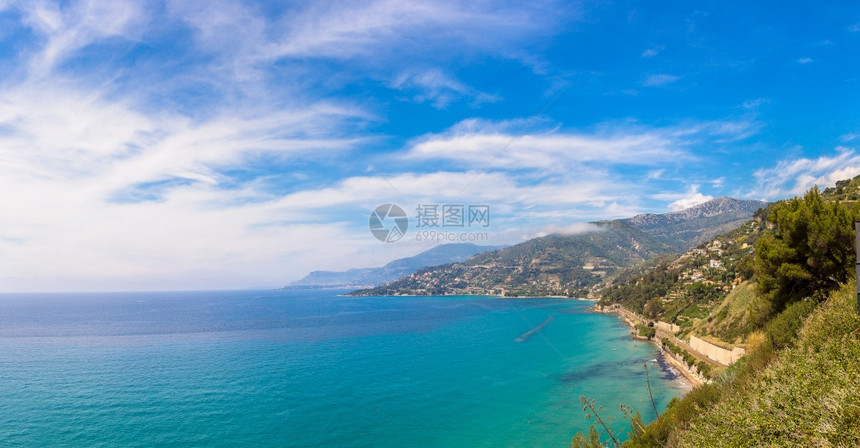 在美丽的夏日意大利风顺的海岸图片