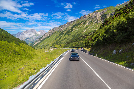 奥斯特里亚的沥青路美丽夏日阿尔卑斯山图片