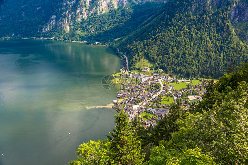 在美丽的夏日中对著名的Halzkmergut山村SalzkmergutAsria进行有名的Halst山村Ausria的空中巡视图片