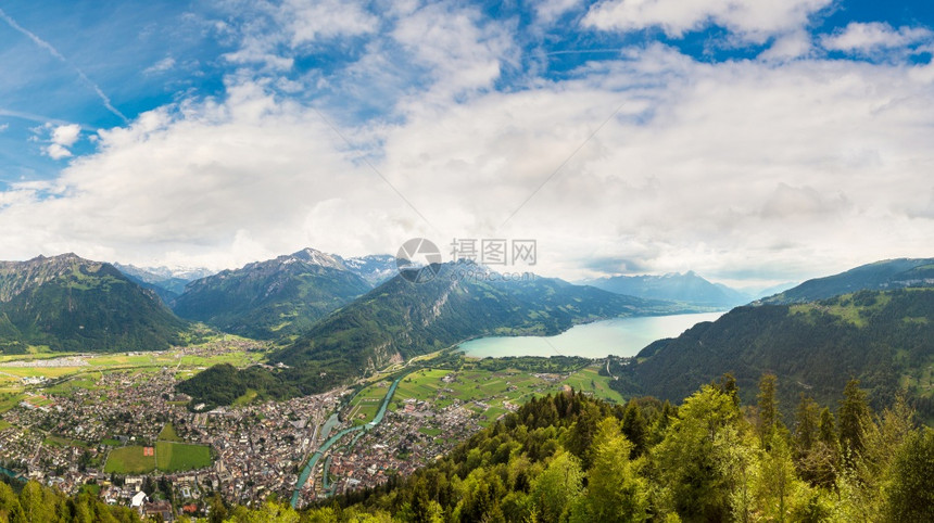 在一个美丽的夏日里广因特拉肯风景图片