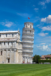 倾斜的塔楼和比萨大教堂在的夏日美丽意大利图片